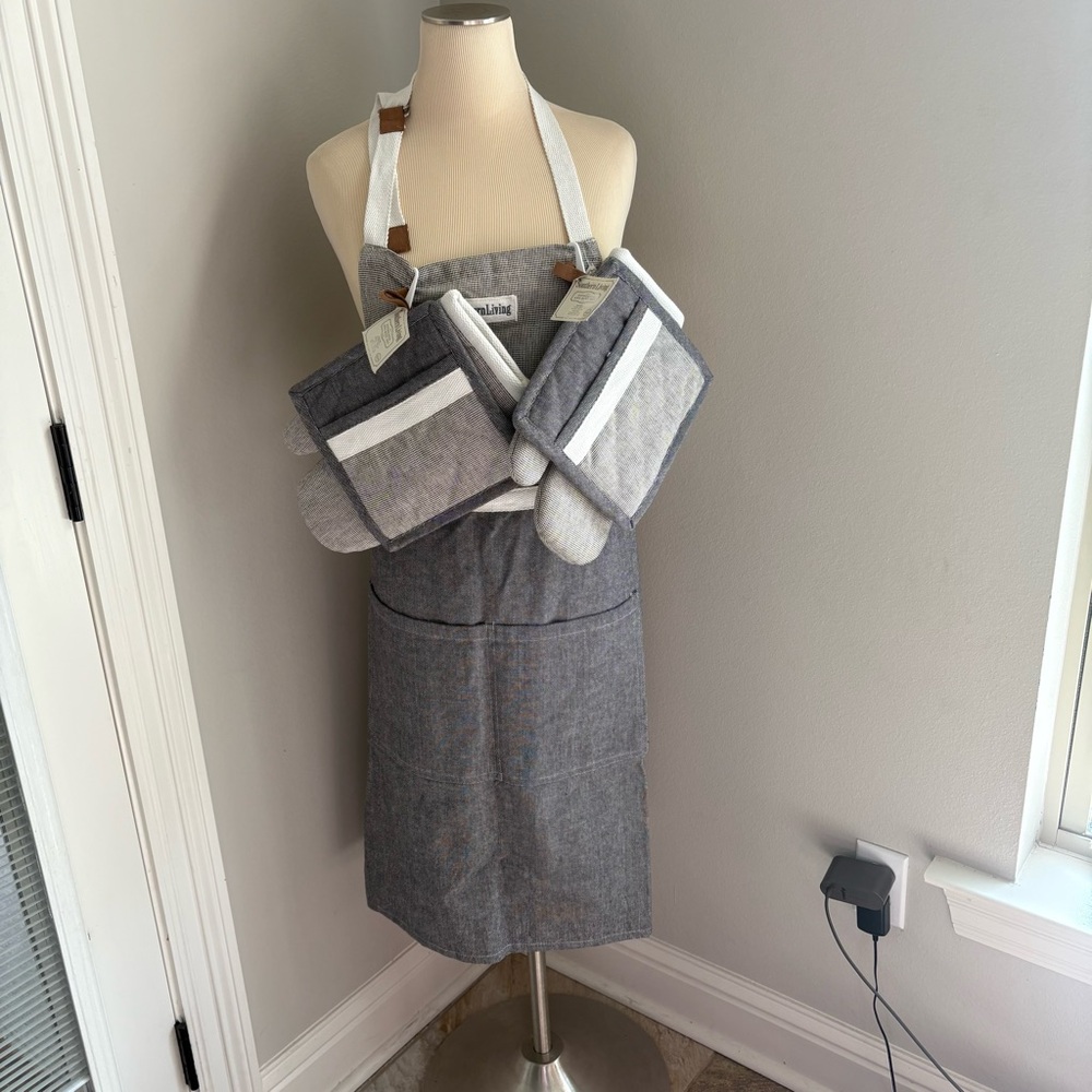 Southern Living Apron and 2 sets of pot holder/mit dark gray with cream NWT